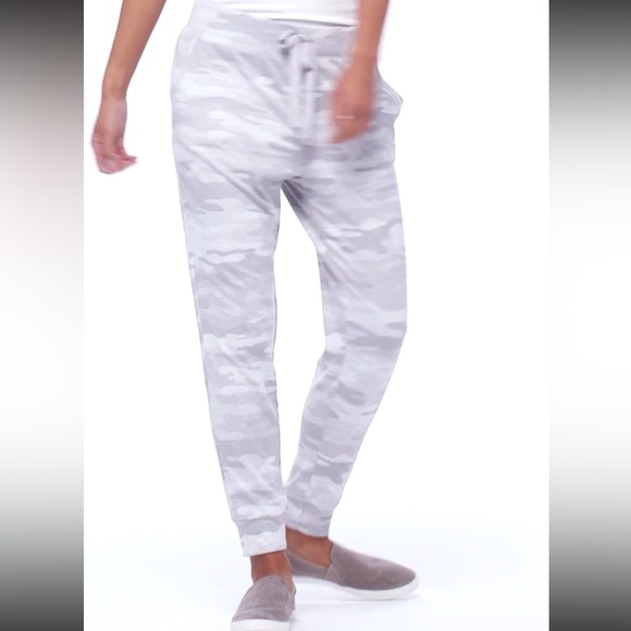 Style & Co. Macy’s Joggers Size Medium Gray White Camo Print - Picture 2 of 8